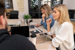 persone-che-parlano-di-un-nuovo-progetto